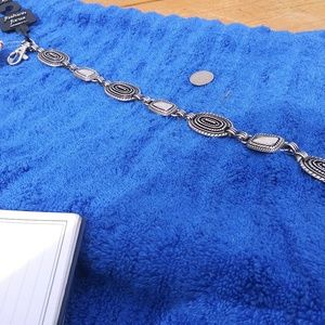 Silver choker very pretty detail